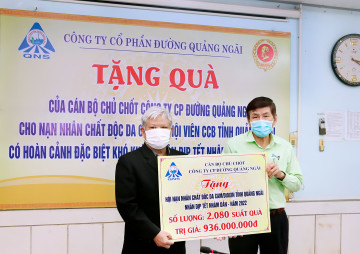 Công ty Cổ phần Đường Quảng Ngãi tổ chức trao quà cho các nạn nhân chất độc da cam dioxin và hội viên cựu chiến binh tỉnh Quảng Ngãi