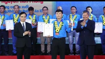 Anh Nguyễn Tiến Phong – Đốc công Nhà máy Đường An Khê vinh dự được nhận giải thưởng Nguyễn Đức Cảnh