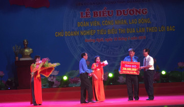 QNS tham dự Lễ biểu dương tại Nhà văn hóa lao động tỉnh