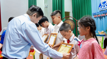 Công ty Cổ phần Đường Quảng Ngãi tổ chức lễ biểu dương khen thưởng cho học sinh con của CB - CNLĐ Công ty đạt thành tích xuất sắc trong học tập năm học 2024-2025