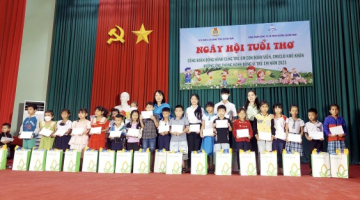 Liên đoàn Lao động tỉnh tổ chức Ngày hội tuổi thơ tại huyện Trà Bồng