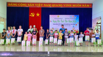 QNS trao quà cho trẻ em nhân  ngày Quốc tế Thiếu nhi 01/6 tại huyện Minh Long