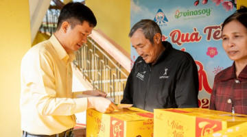 Trung tâm VSAC trao quà Tết cho các gia đình khó khăn xã Hành Thiện huyện Nghĩa Hành