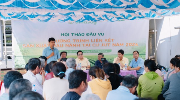 Vinasoy tiếp tục trao giấy chứng nhận thành viên “Câu lạc bộ 3 tấn” cho nông dân