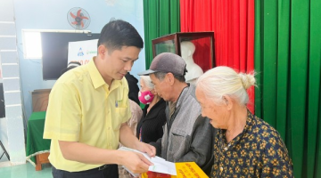 Vinasoy trao quà Tết cho các gia đình khó khăn huyện Nghĩa Hành
