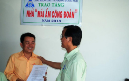 Công đoàn QNS trao nhà 