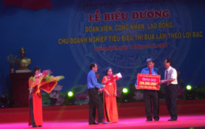 QNS tham dự Lễ biểu dương tại Nhà văn hóa lao động tỉnh